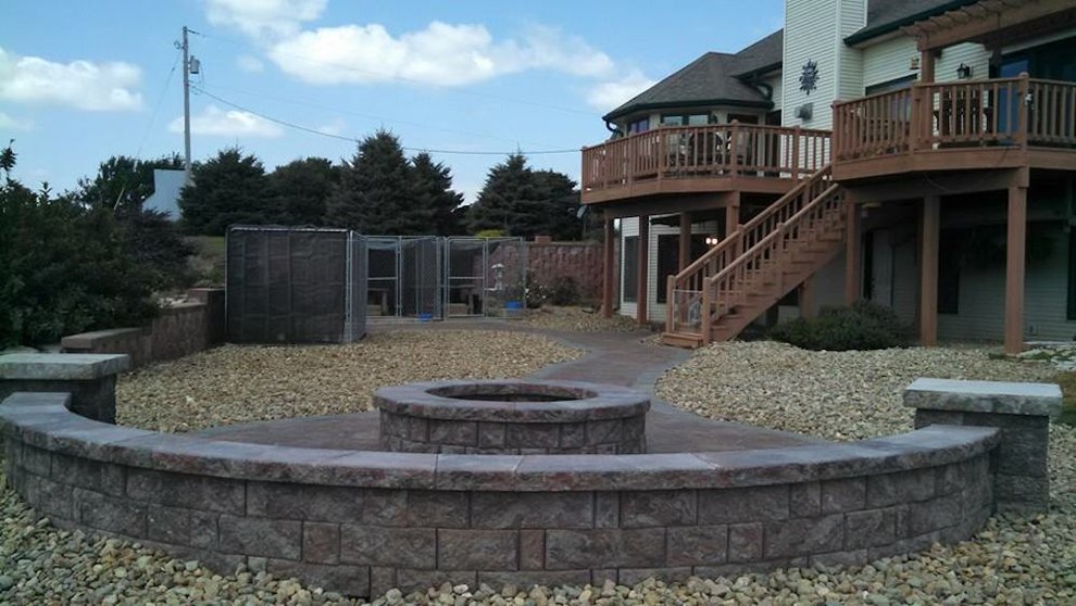 Esempio di un patio o portico di medie dimensioni e dietro casa con un focolare, pavimentazioni in cemento e nessuna copertura