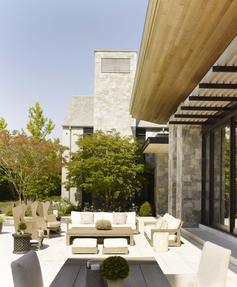 Esempio di un patio o portico minimalista dietro casa