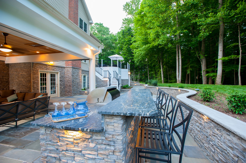Пример оригинального дизайна: большая пергола во дворе частного дома на заднем дворе в классическом стиле с летней кухней и покрытием из декоративного бетона