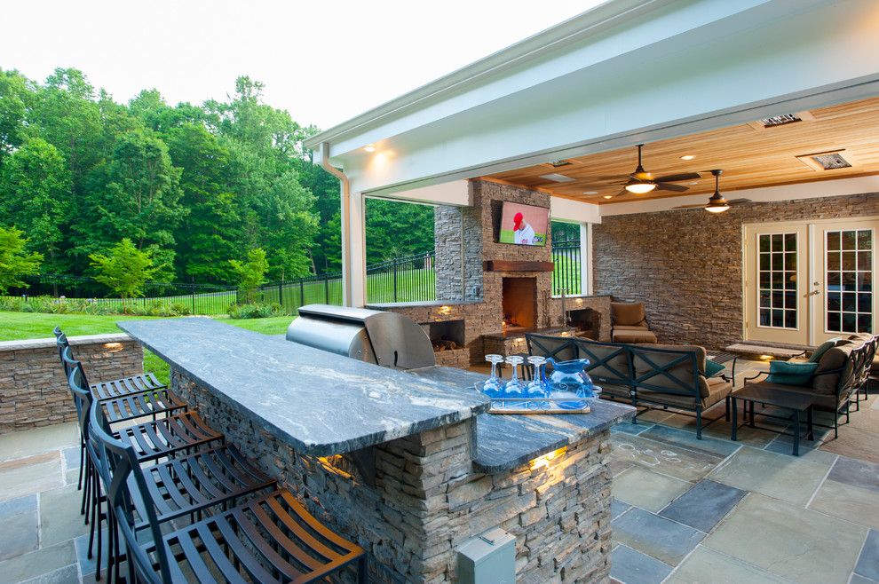 Foto de patio clásico grande en patio trasero con cocina exterior, suelo de hormigón estampado y pérgola