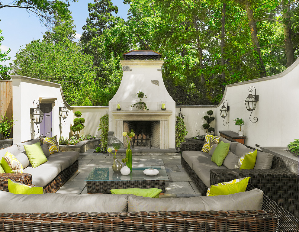 Inspiration pour une grande terrasse arrière méditerranéenne avec une cuisine d'été et des pavés en pierre naturelle.