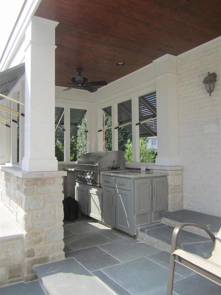 Modelo de patio tradicional de tamaño medio sin cubierta en patio trasero con cocina exterior y losas de hormigón