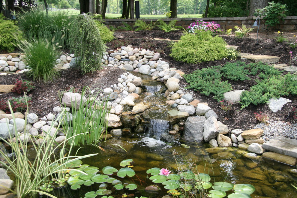 Idee per un grande giardino tradizionale dietro casa con fontane e pavimentazioni in pietra naturale