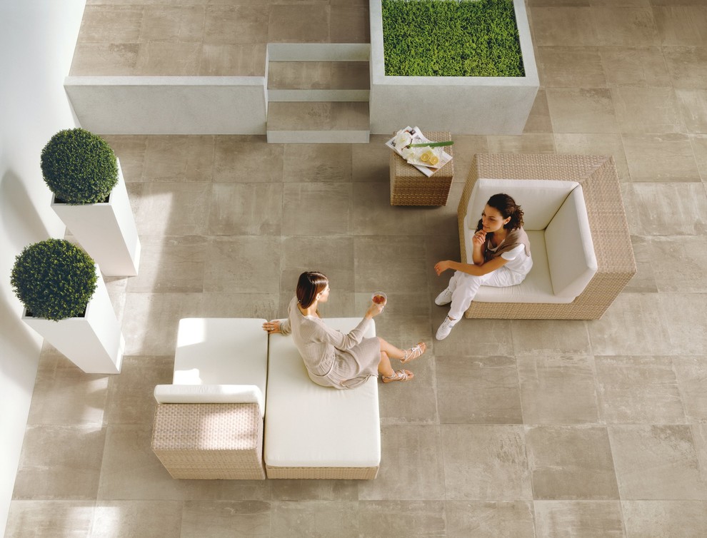 Example of a trendy tile patio design in Chicago