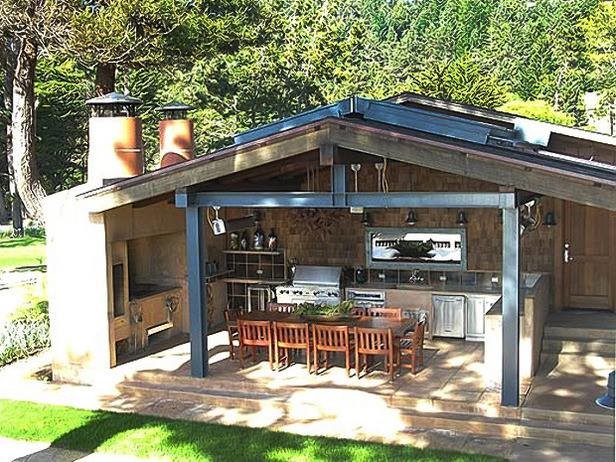 Cette image montre une grande terrasse arrière traditionnelle avec une cuisine d'été et un gazebo ou pavillon.
