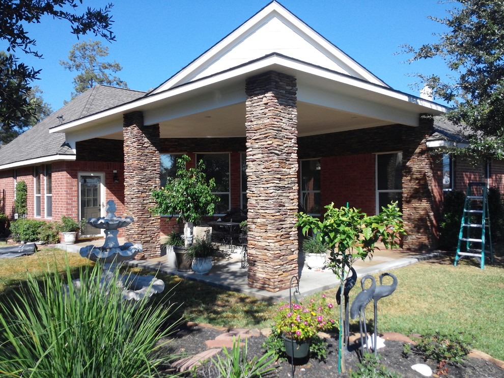 Mittelgroßer, Überdachter Rustikaler Patio hinter dem Haus mit Outdoor-Küche und Betonplatten in Houston