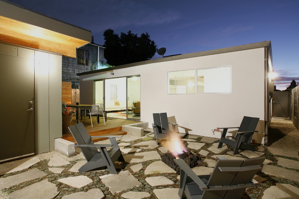 Diseño de patio contemporáneo con brasero y entablado