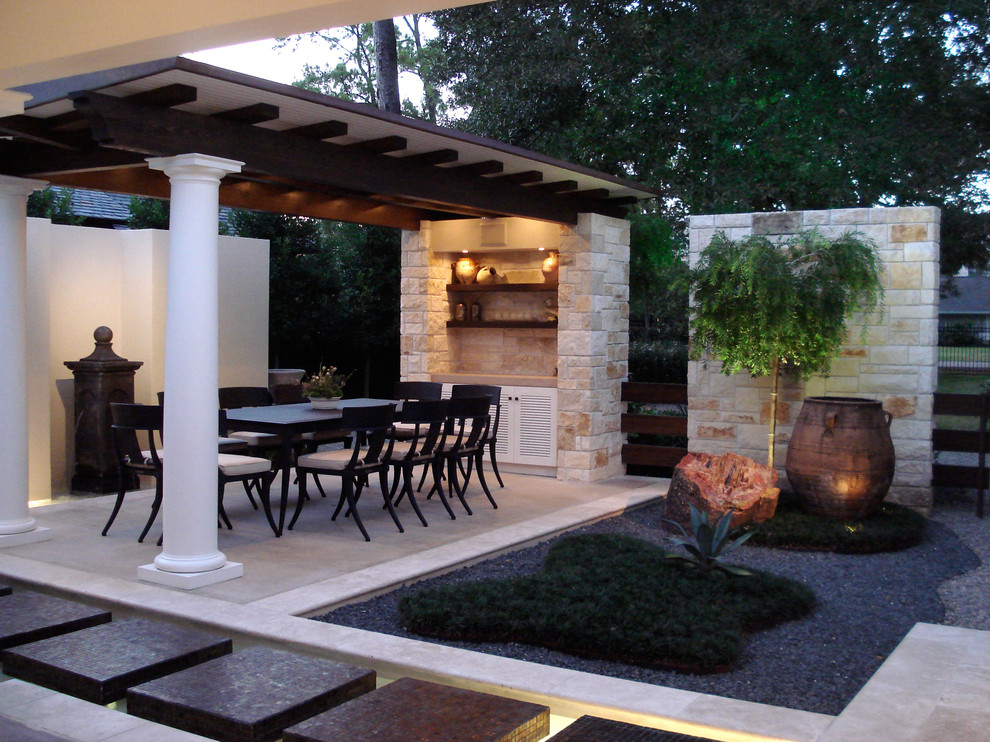 Diseño de patio actual pequeño en patio lateral con losas de hormigón y cenador
