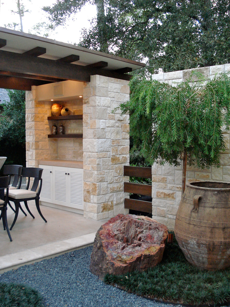 Стильный дизайн: маленький двор на боковом дворе в современном стиле для на участке и в саду - последний тренд