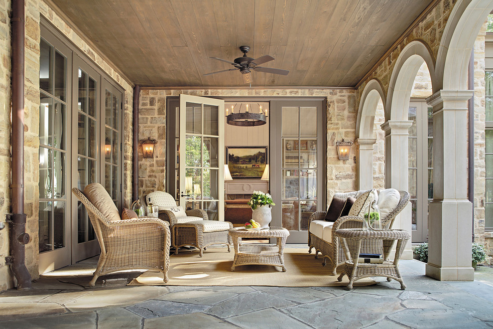 Ejemplo de patio clásico en anexo de casas con adoquines de piedra natural