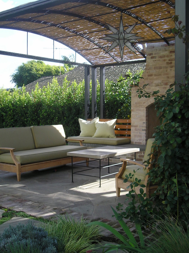 Пример оригинального дизайна: двор в классическом стиле с местом для костра