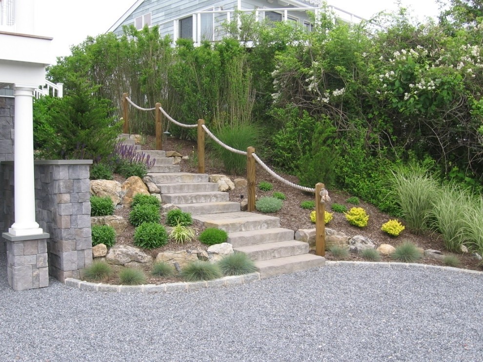 Immagine di un giardino classico davanti casa con pavimentazioni in pietra naturale