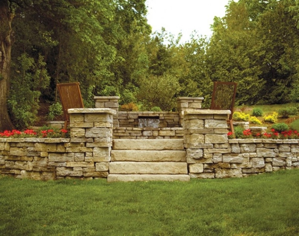 Esempio di un patio o portico tradizionale dietro casa con pavimentazioni in pietra naturale