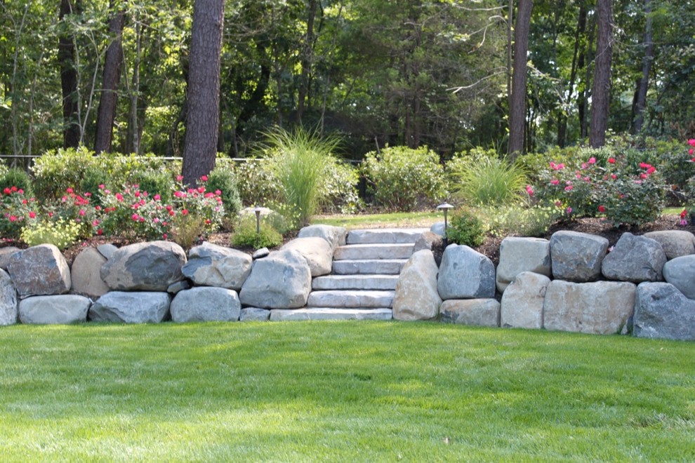 Immagine di un giardino chic dietro casa con pavimentazioni in pietra naturale