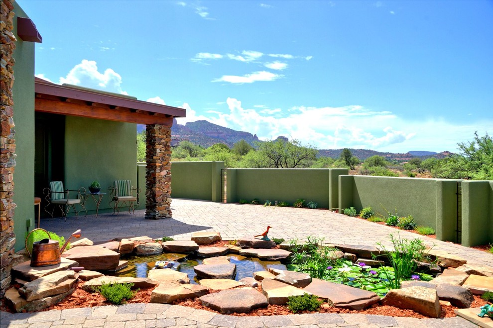 Mittelgroßer, Überdachter Mediterraner Patio im Innenhof mit Wasserspiel und Betonboden in Phoenix