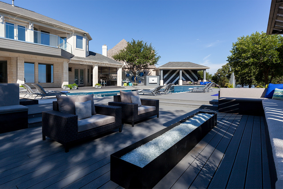 Идея дизайна: большой двор на заднем дворе в современном стиле с летней кухней, мощением тротуарной плиткой и навесом