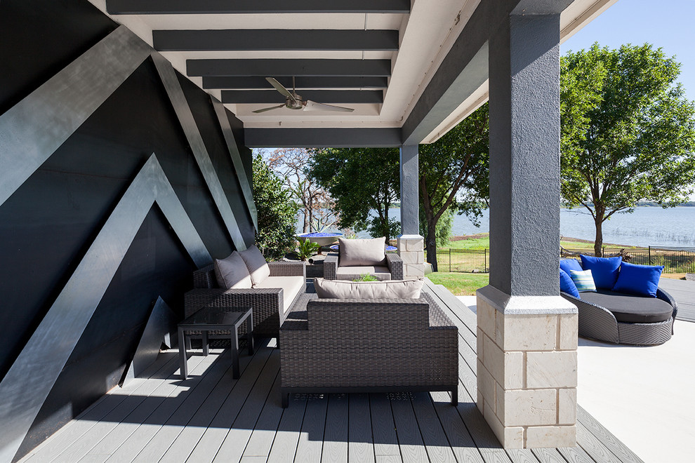 Großer, Überdachter Moderner Patio hinter dem Haus mit Outdoor-Küche und Betonboden in Dallas