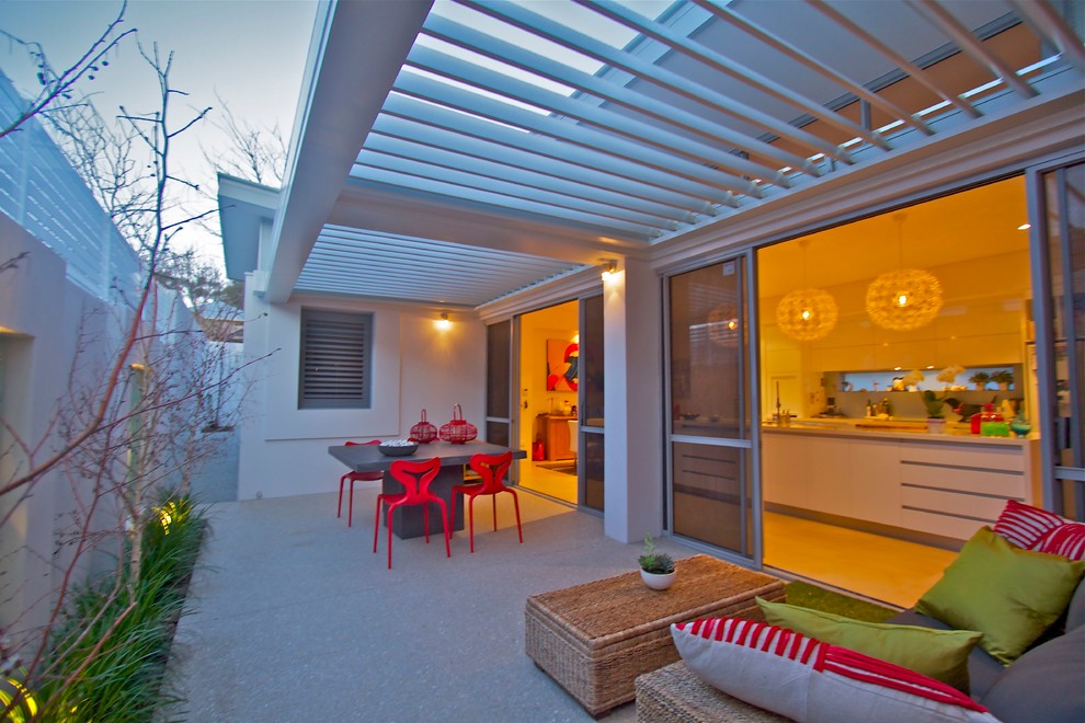 Contemporary patio in Perth.