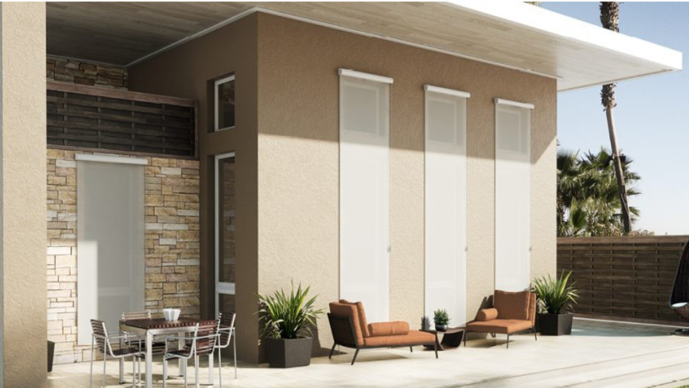 Idee per un patio o portico contemporaneo di medie dimensioni e dietro casa con pavimentazioni in pietra naturale e un tetto a sbalzo