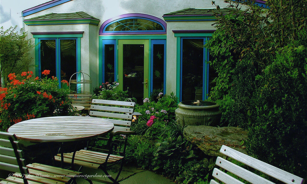Imagen de patio romántico pequeño en patio con jardín de macetas y adoquines de piedra natural