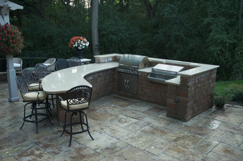 Example of a classic patio design in Milwaukee