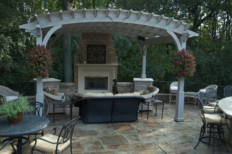 Esempio di un grande patio o portico classico dietro casa con pavimentazioni in cemento e una pergola