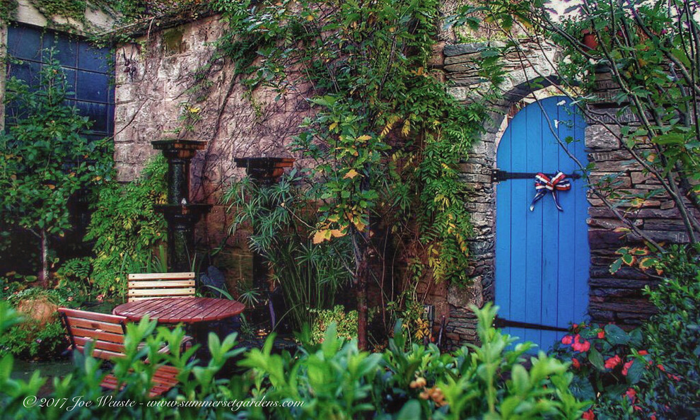 Стильный дизайн: маленький двор на внутреннем дворе в средиземноморском стиле с фонтаном и покрытием из каменной брусчатки для на участке и в саду - последний тренд