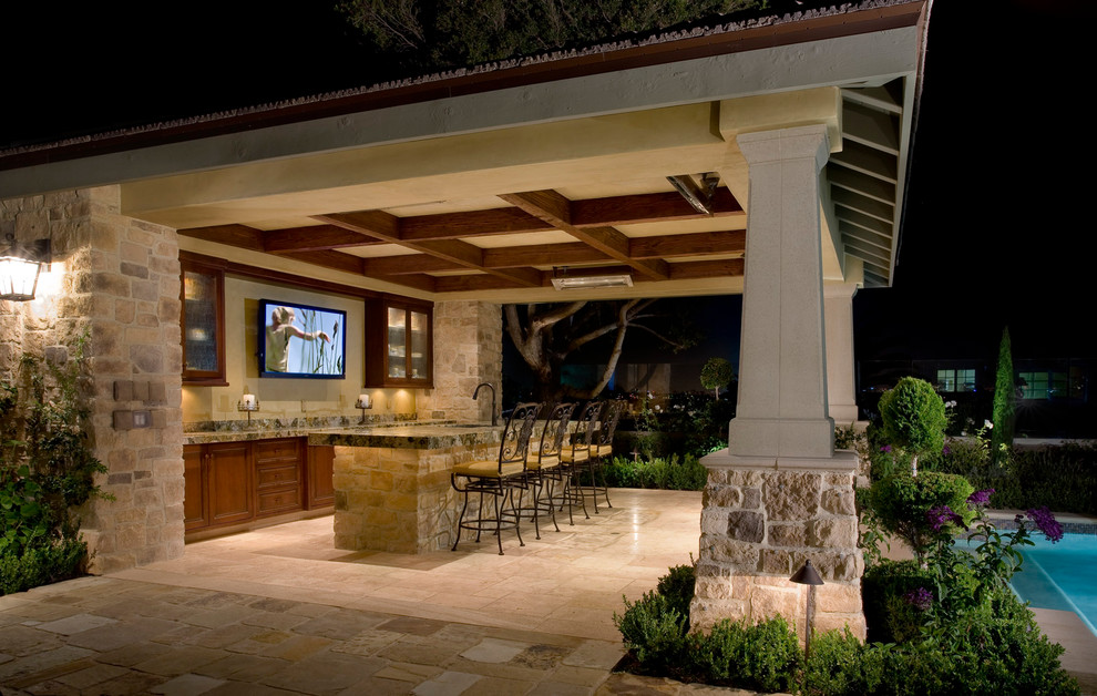 Foto de patio tradicional renovado, de tamaño medio, en patio trasero, con cocina exterior, adoquines de piedra natural y cenador