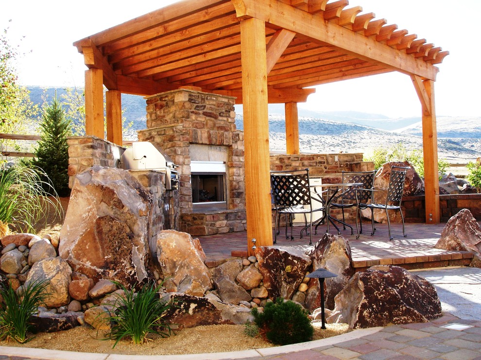 Immagine di un patio o portico eclettico di medie dimensioni e dietro casa con pavimentazioni in cemento e una pergola