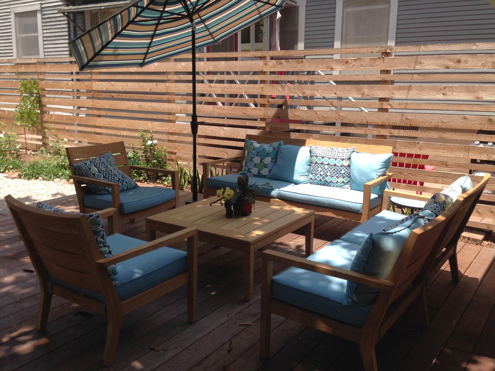 Idée de décoration pour une terrasse en bois arrière vintage de taille moyenne avec une cuisine d'été.
