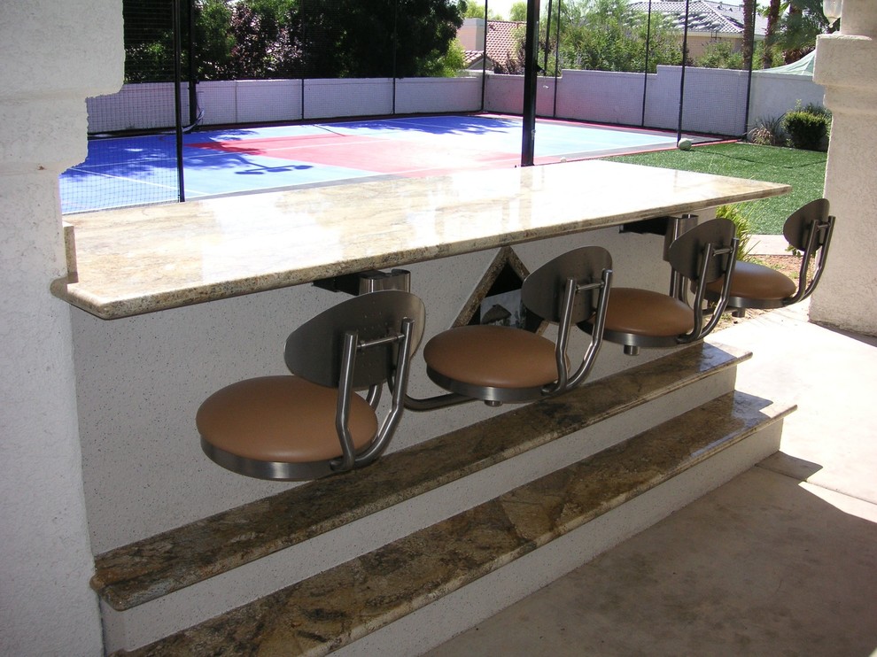 На фото: двор среднего размера на заднем дворе в классическом стиле с летней кухней и покрытием из бетонных плит без защиты от солнца с
