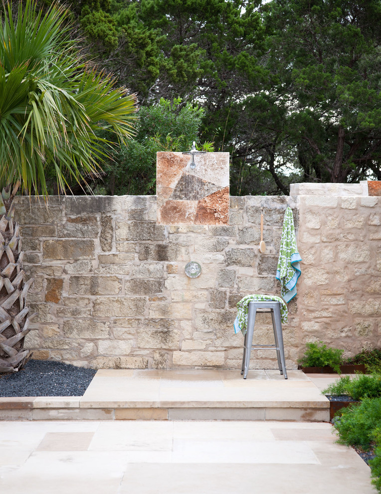 Esempio di un patio o portico minimal davanti casa con fontane e pavimentazioni in pietra naturale