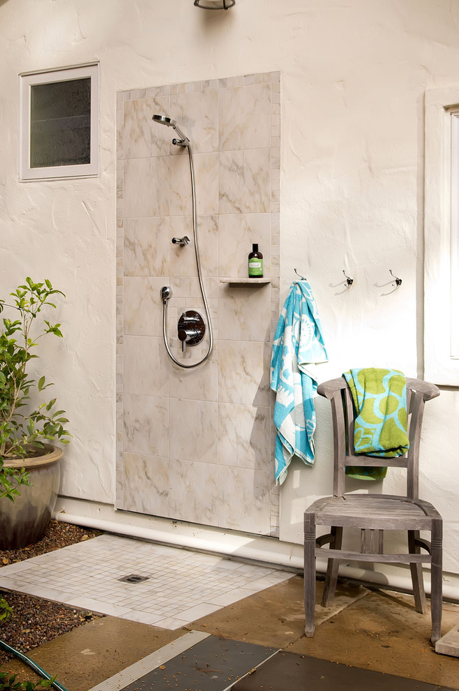 サンフランシスコにあるお手頃価格の小さなコンテンポラリースタイルのおしゃれな裏庭のテラス (屋外シャワー、タイル敷き、日よけなし) の写真