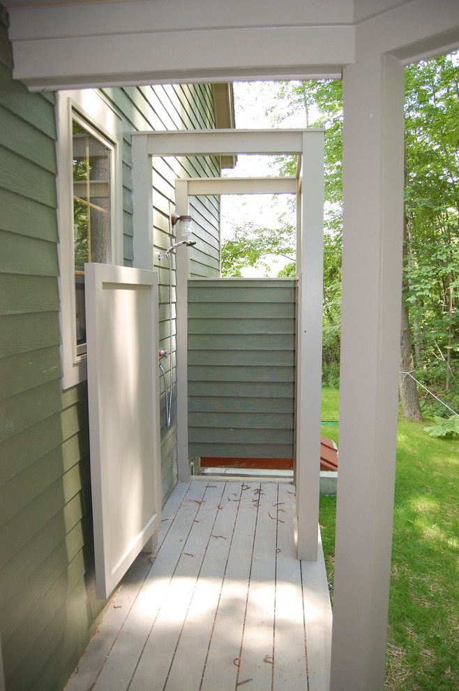 Ejemplo de patio clásico de tamaño medio en patio lateral y anexo de casas con ducha exterior y entablado