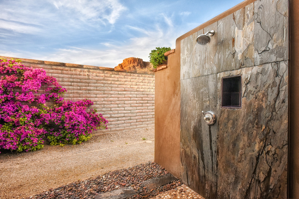 Große Moderne Pergola hinter dem Haus mit Gartendusche und Natursteinplatten in Phoenix