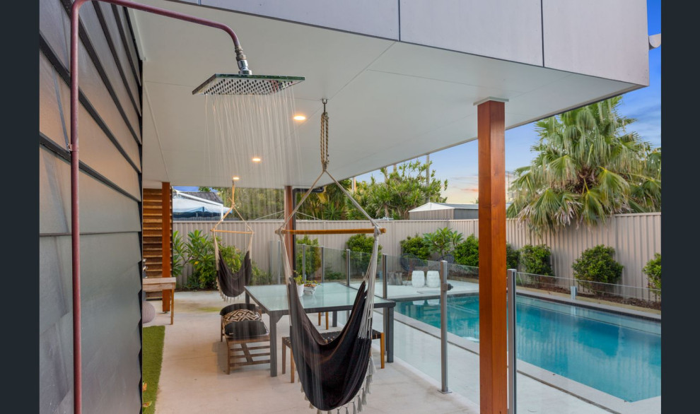 Mittelgroßer, Gefliester, Überdachter Moderner Patio hinter dem Haus mit Gartendusche in Gold Coast - Tweed