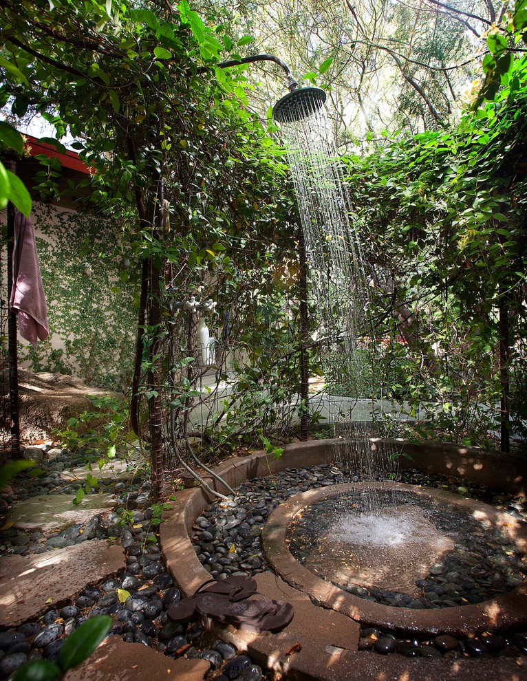 Idée de décoration pour une terrasse avec une douche extérieure méditerranéenne avec aucune couverture.