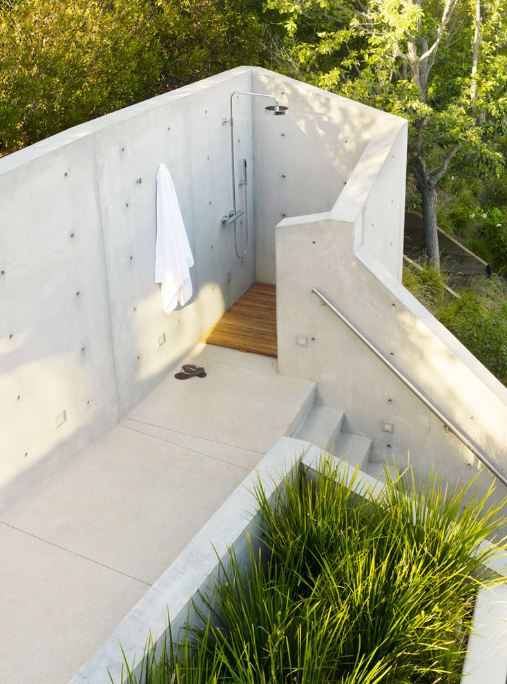 Cette photo montre une terrasse avec une douche extérieure moderne.