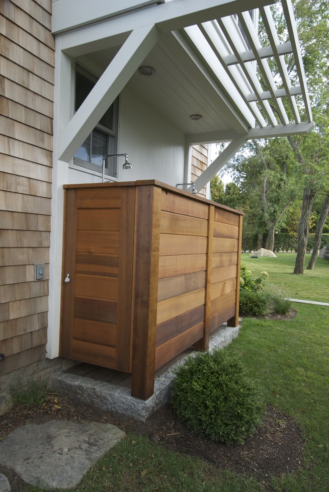 Réalisation d'une terrasse avec une douche extérieure marine.