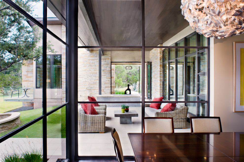 Стильный дизайн: двор среднего размера на заднем дворе в современном стиле с навесом - последний тренд