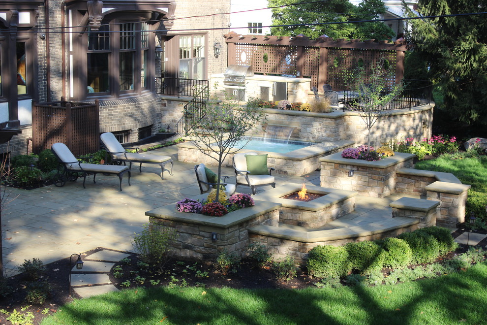 Foto di un grande patio o portico chic dietro casa con fontane, pavimentazioni in cemento e nessuna copertura