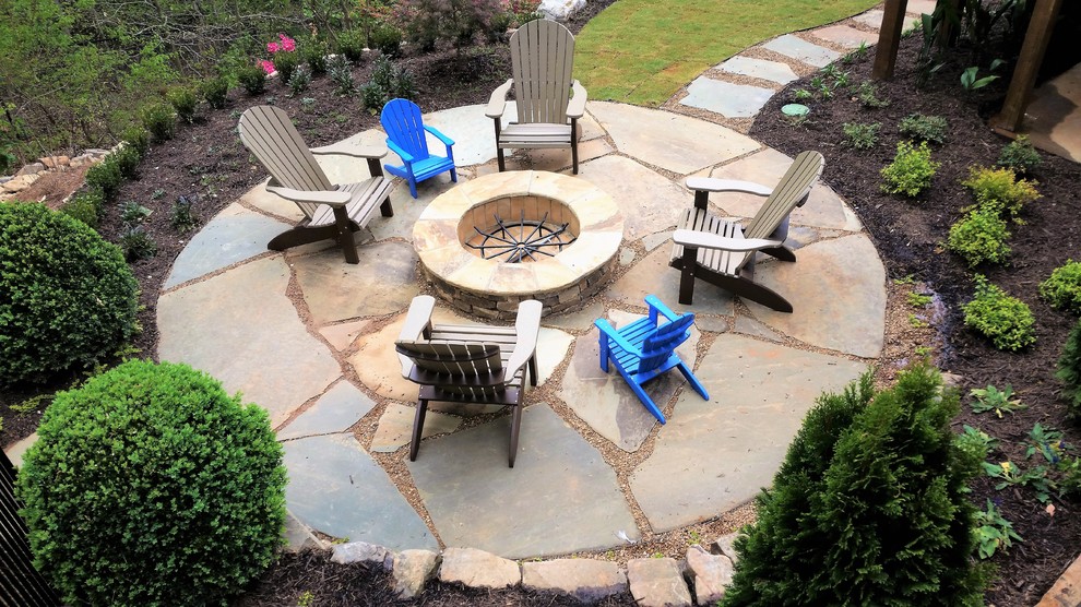 Diseño de patio clásico de tamaño medio en patio trasero con brasero y adoquines de piedra natural