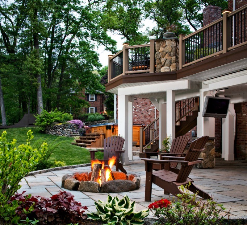 Ejemplo de patio clásico de tamaño medio sin cubierta en patio trasero con brasero y adoquines de hormigón