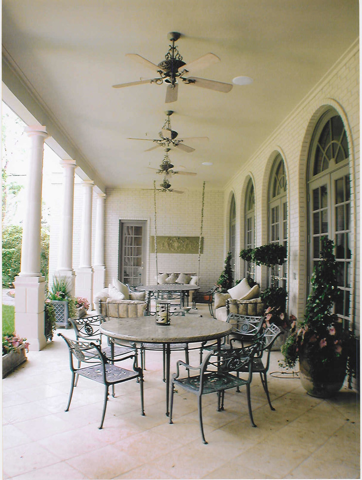 Пример оригинального дизайна: большой двор на заднем дворе в классическом стиле с покрытием из плитки и навесом