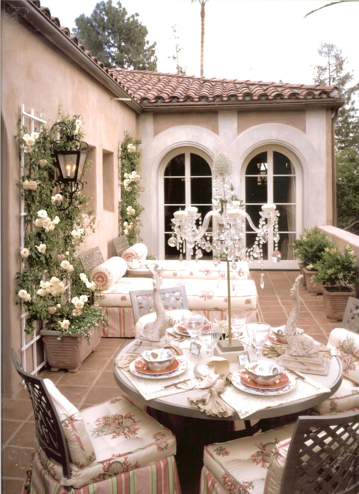 ロサンゼルスにある地中海スタイルのおしゃれなテラス・中庭 (タイル敷き、日よけなし) の写真