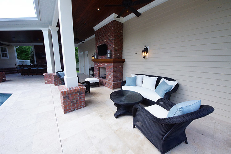 Imagen de patio tradicional de tamaño medio en patio delantero y anexo de casas con adoquines de piedra natural