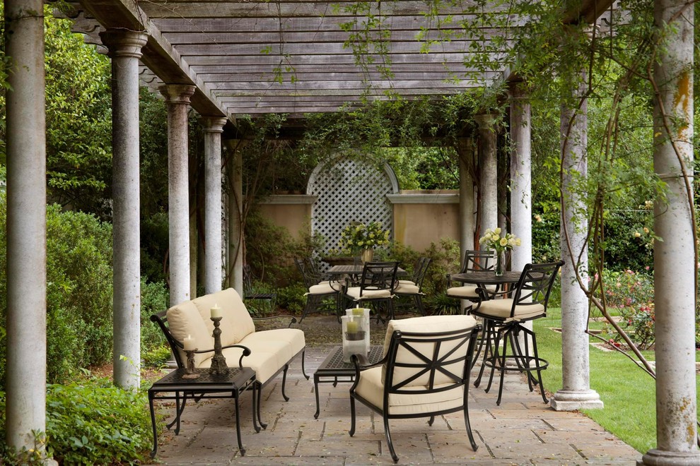 Foto de patio clásico de tamaño medio en patio con pérgola y adoquines de ladrillo
