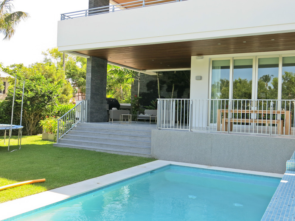 Überdachter, Kleiner Moderner Patio hinter dem Haus mit Natursteinplatten in Miami
