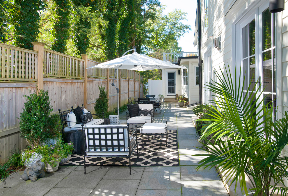 Foto di un piccolo patio o portico mediterraneo nel cortile laterale con un giardino in vaso, pavimentazioni in pietra naturale e nessuna copertura