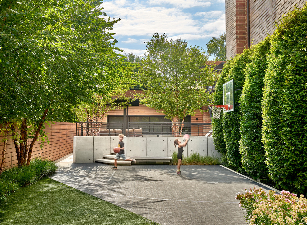 Großer Moderner Patio hinter dem Haus mit Betonplatten in Chicago